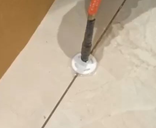 平罗瓷砖空鼓维修公司专业解答瓷砖在铺贴过程中，如果没有涂抹均匀到位的粘结材料（如水泥砂浆或瓷砖胶），可能会导致以下问题